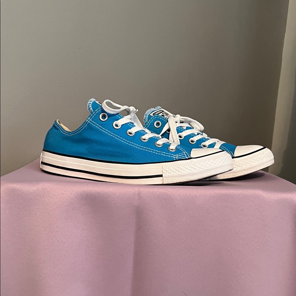 Vibrant Blue Women's Sneakers with White Accents